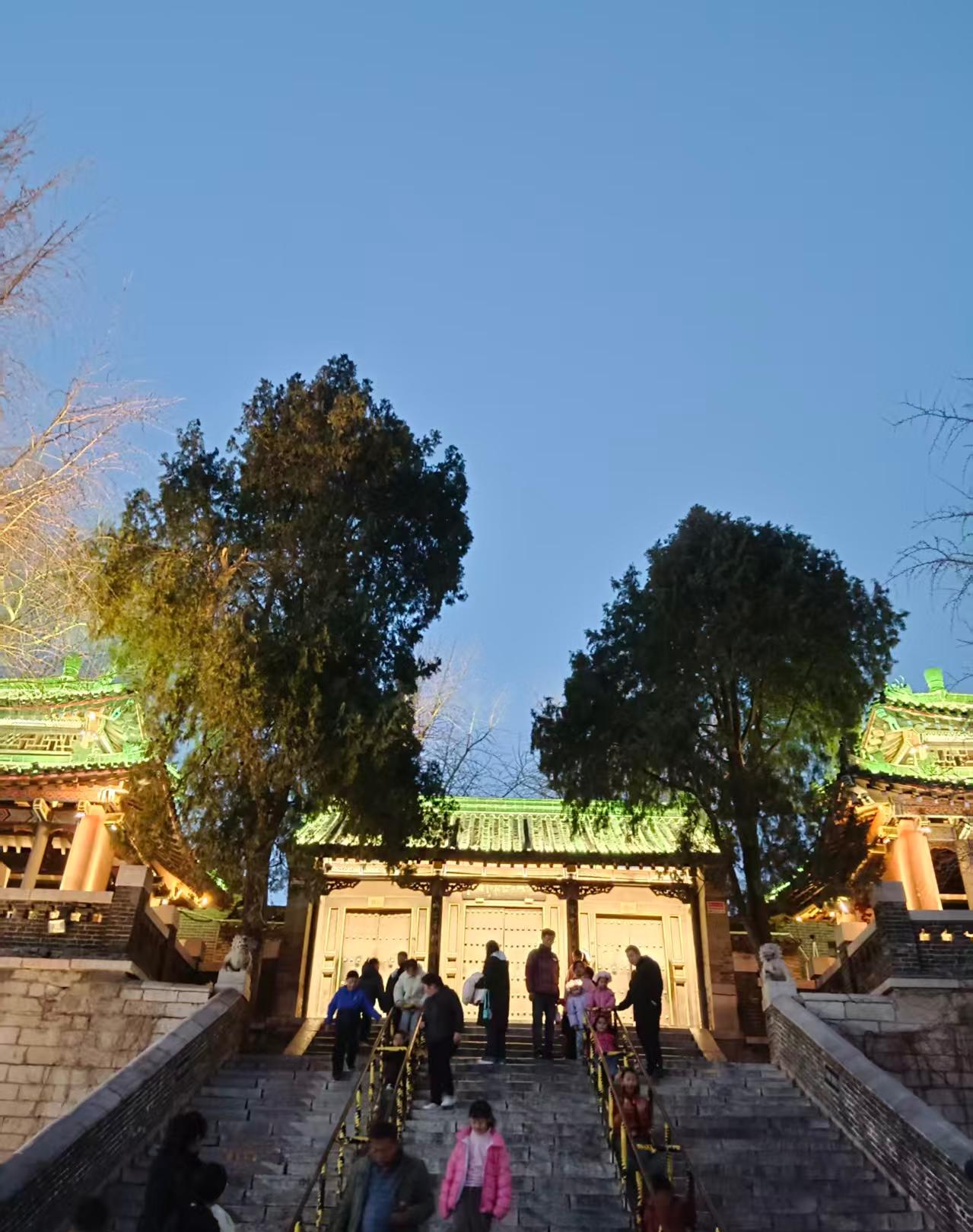 天南地北大拜年哈哈哈哈哈！我们这过年，每家走走，拜拜年！觉得还有点年味！你们哪里