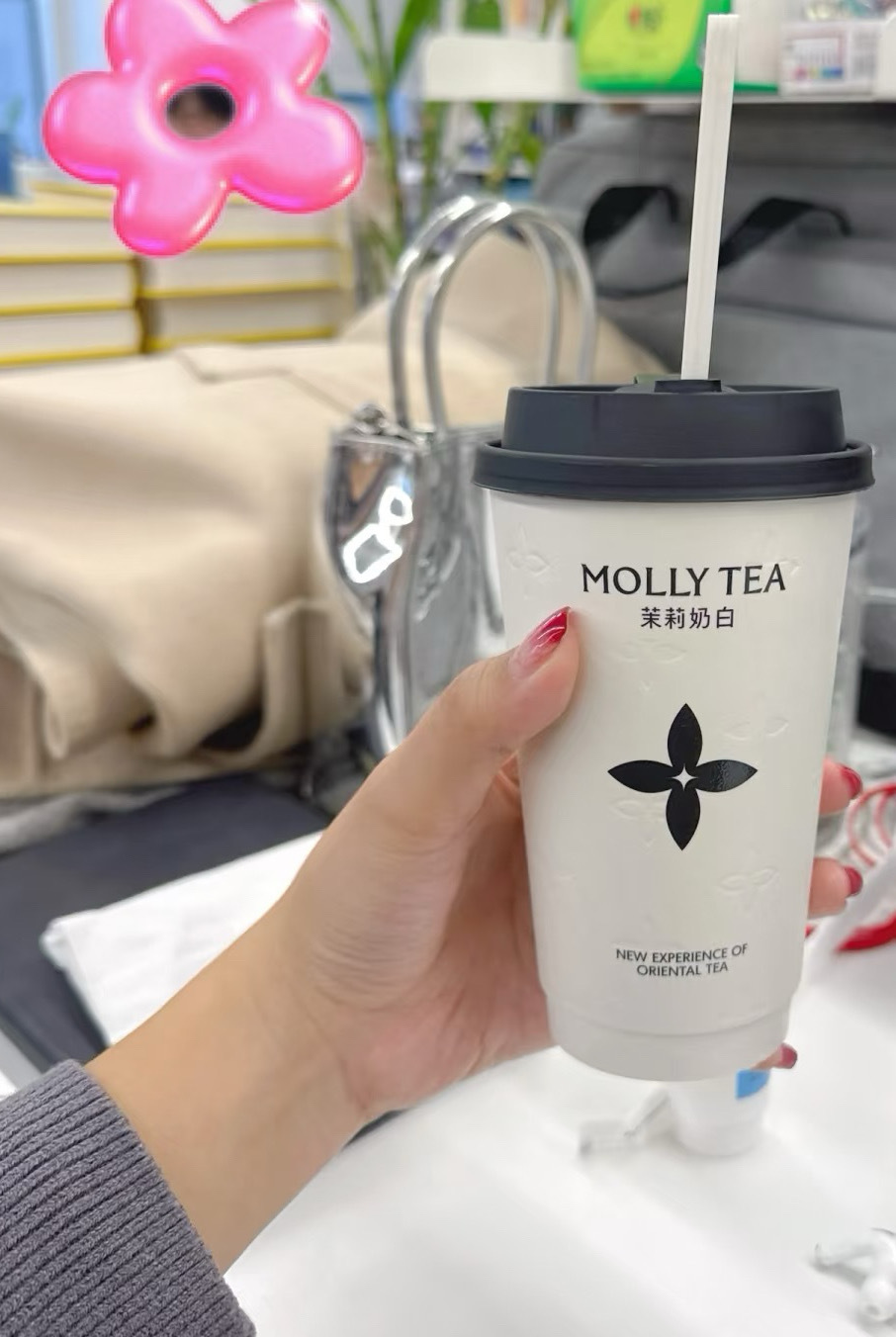 虞书欣请同事喝奶茶 欣欣子请同事喝奶茶了，听说是剧播的好所以请大家喝，好羡慕[太