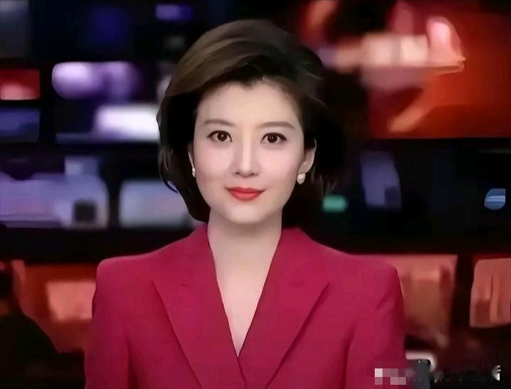 她是央视中文国际频道女主持人，颜值不输李梓萌、比她年轻耐看。被一姐董卿评价为带有