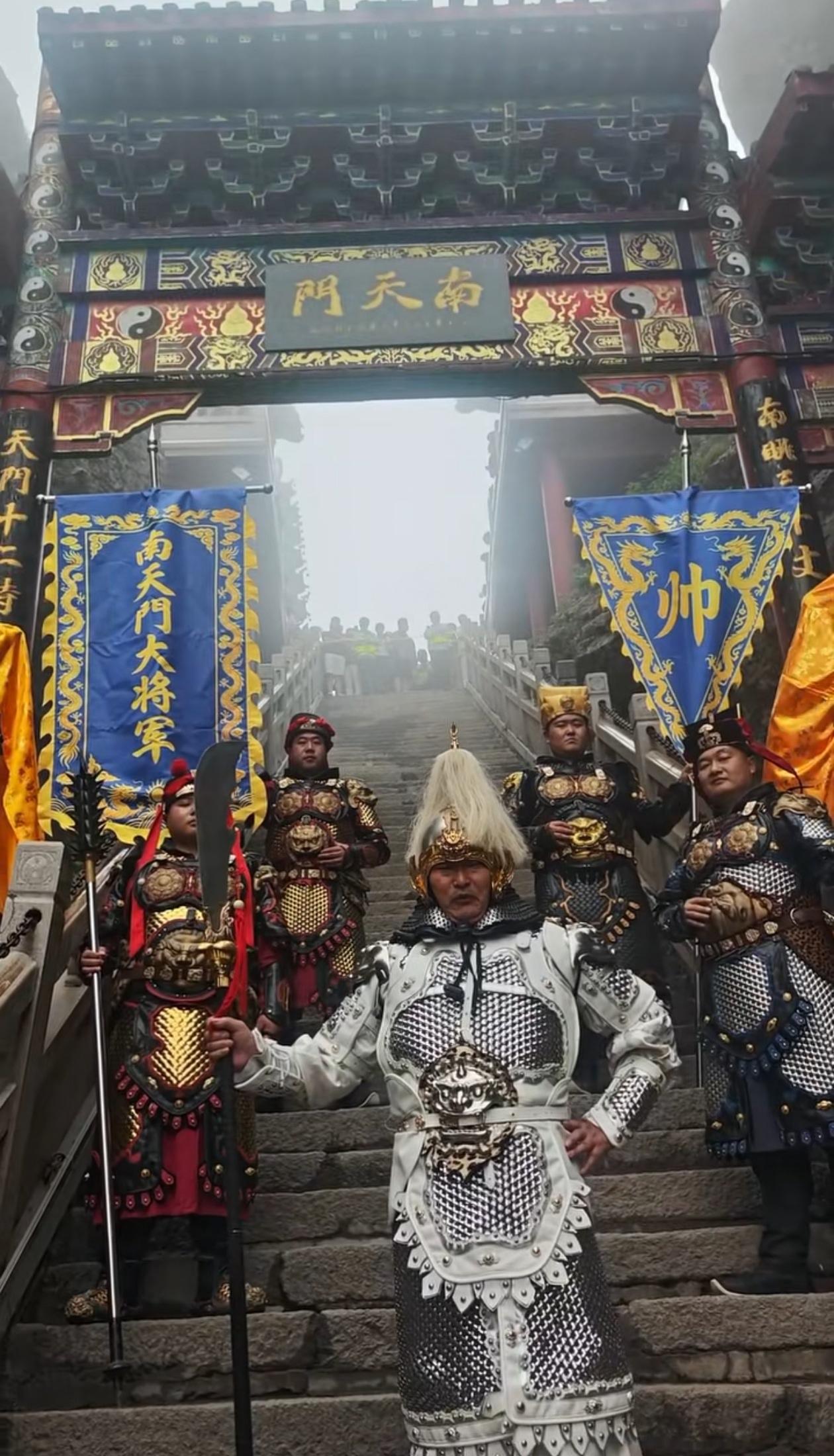 真把自己当“南天门大将军了”，不知道是活动方要求的，还是大衣哥自己愿意的。现在“