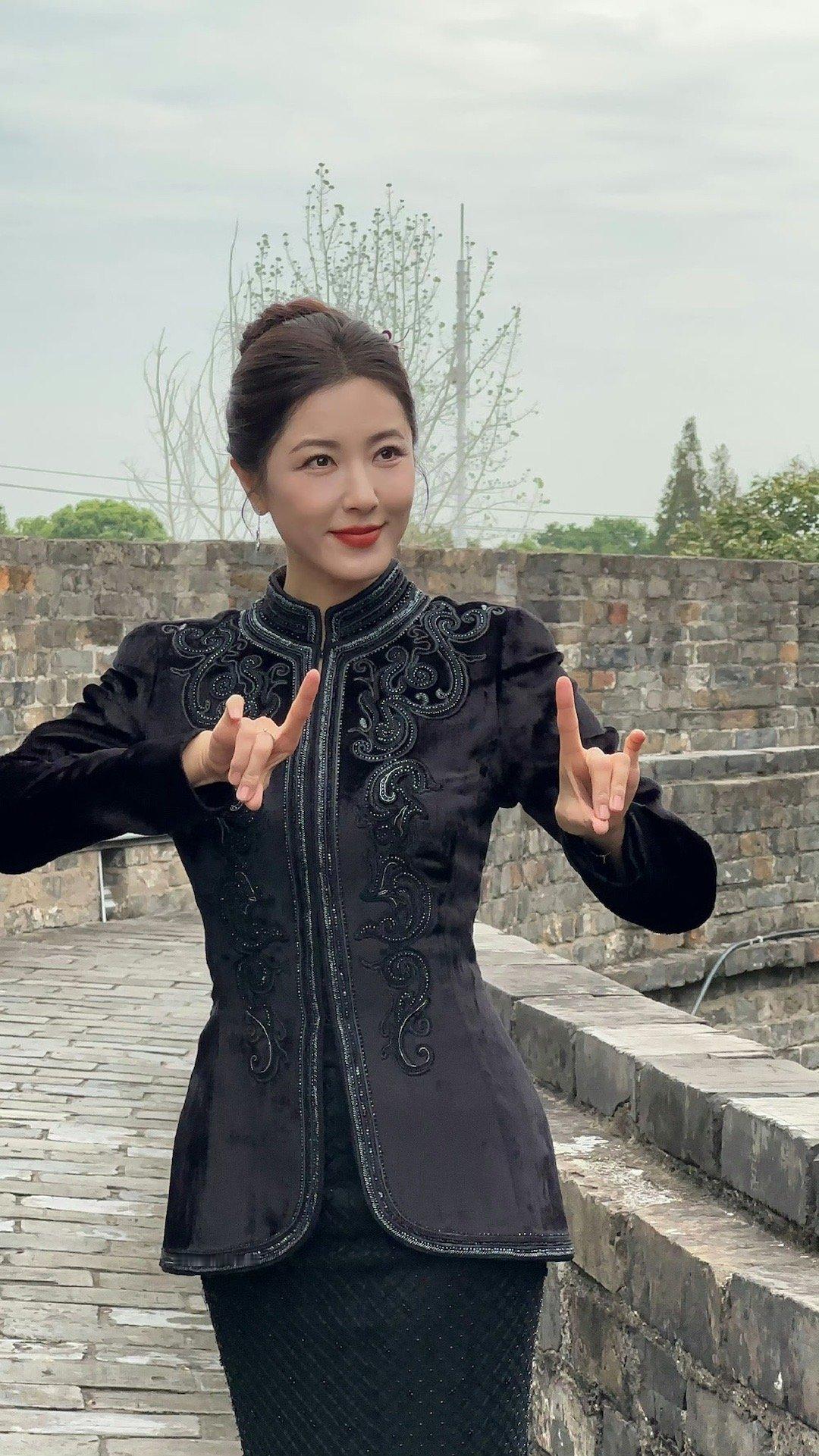 曾黎复刻40年前老照片 曾黎这波打卡太有心了！回到家乡，在古城墙边还原40年前的