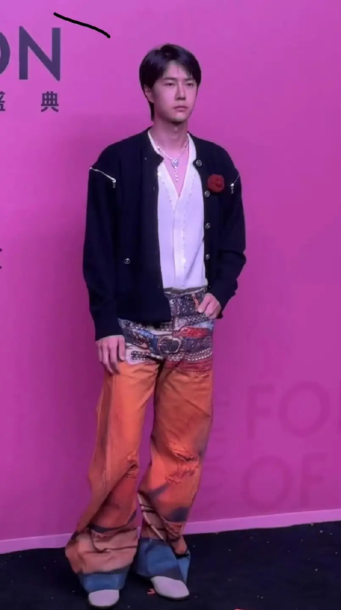 🏍️仿佛刚从梦中醒来，一脸懵懂与无奈。 ​​​