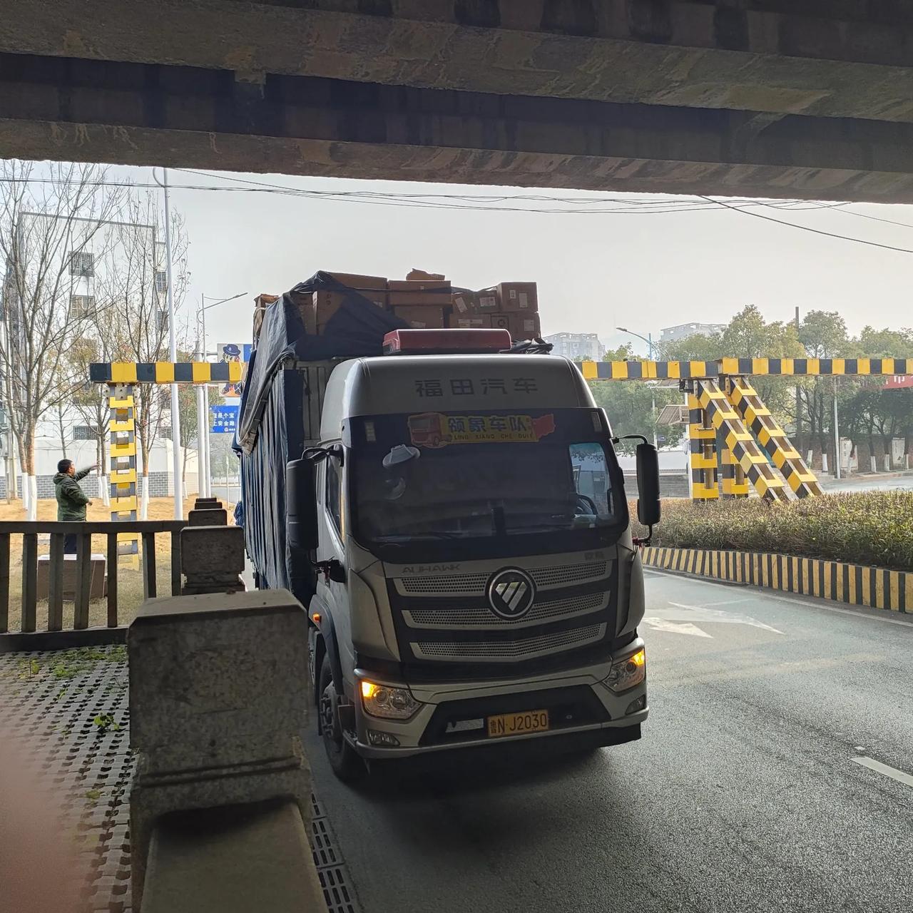 用“小车”导航，结果大货车撞上横垮公路的保护铁路的“4.2米护栏杆”！

今年上