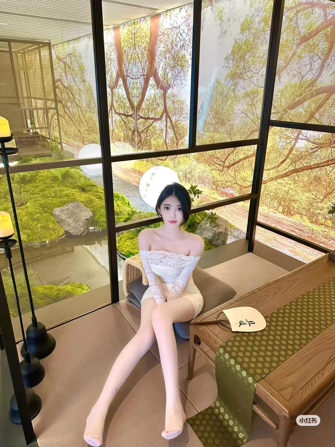 #上联：香烟点孤独；诚邀下联#
