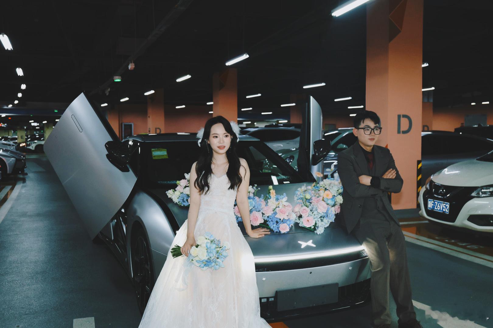 小鹏P7车主组婚车队祝福新婚大妇 真羡慕车友们组织这样一场婚车车队，太帅了，年轻