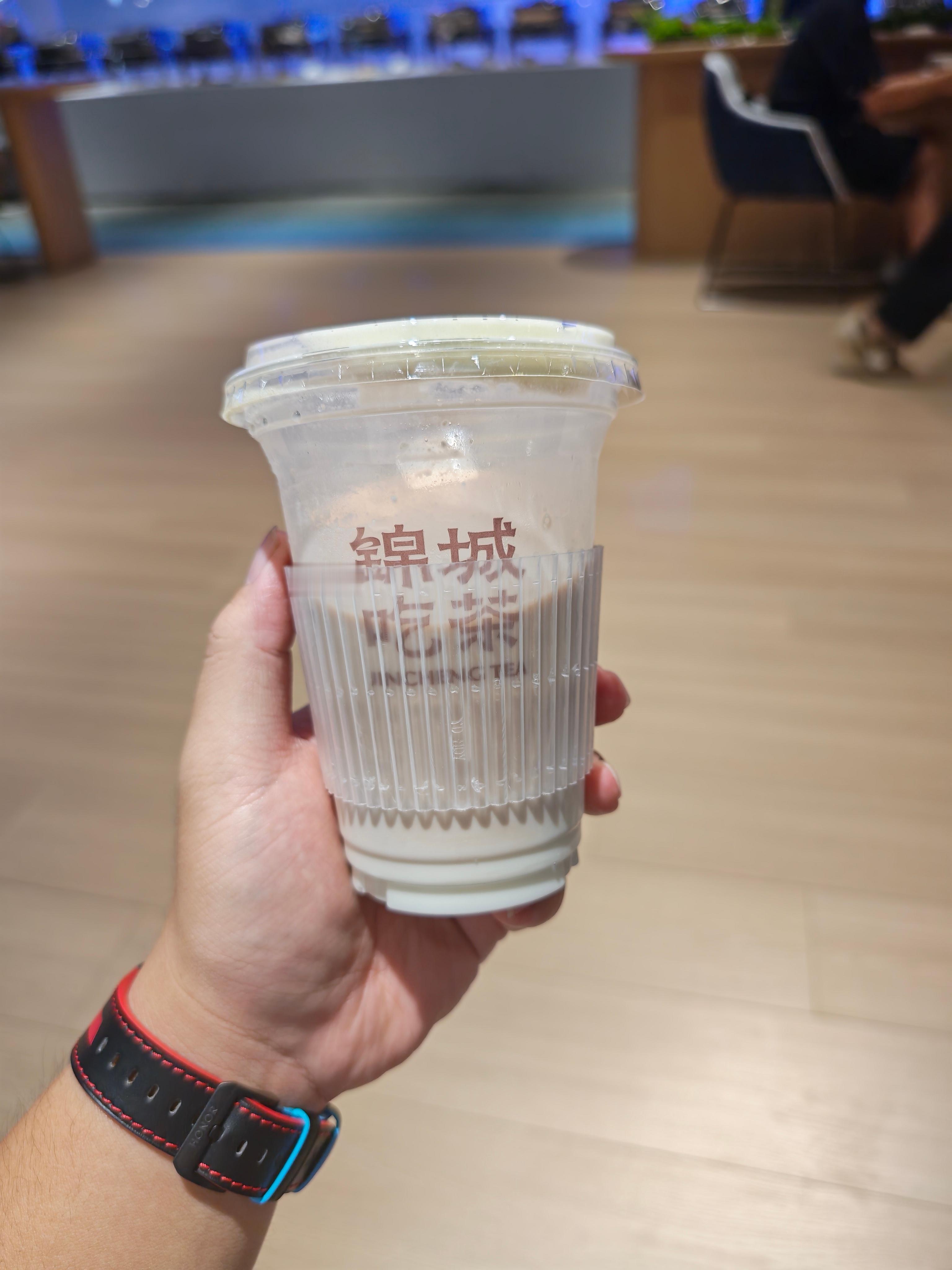说这是成都最有特色的奶茶，还挺好喝的 
