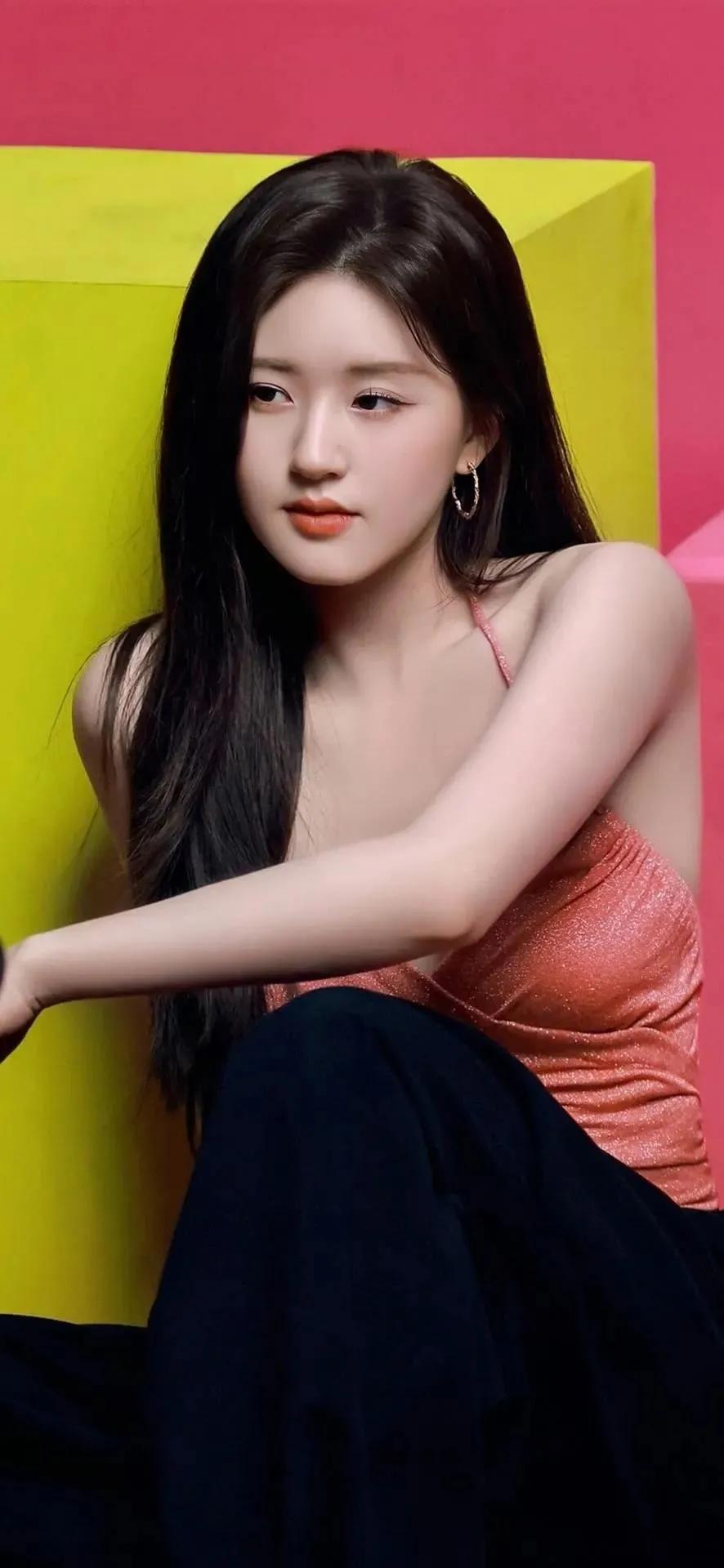 赵露思是一位备受瞩目的演员，她的职业生涯充满了高品质的成果和令人印象深刻的经历。