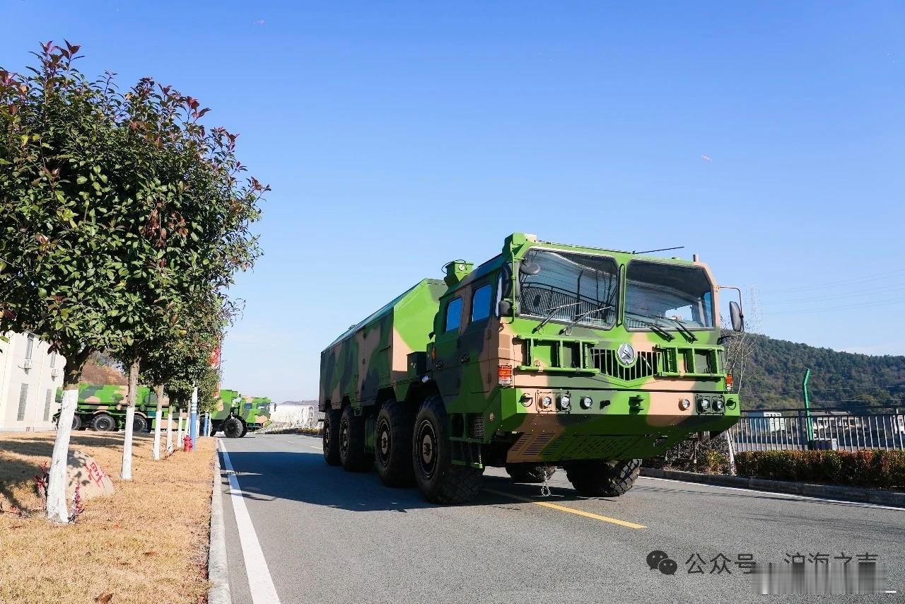 YJ-12B岸舰弹，图三YJ-12B与YJ-62新老弹同框： 