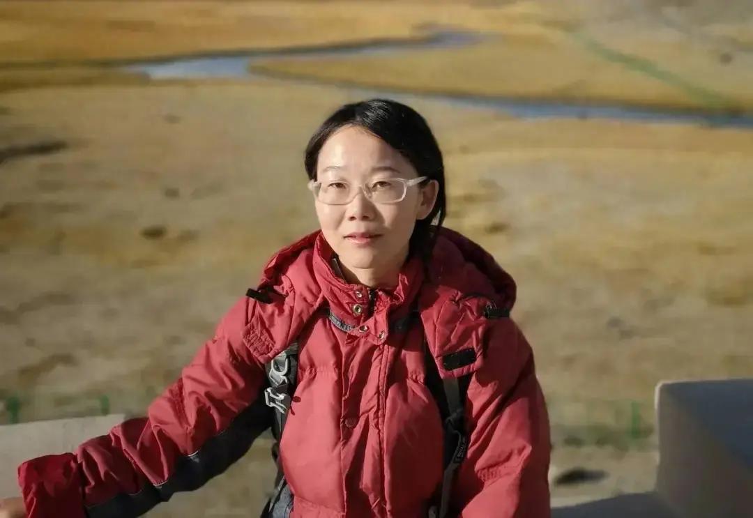 《我的阿勒泰》李娟现状被扒：住15万的房，不上班不生娃，45岁还是一张娃娃脸。董