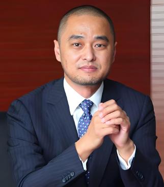 一句犀利又现实的话：

“岁月不饶人，
首先不饶女人；
机会不等人，
首先不等男