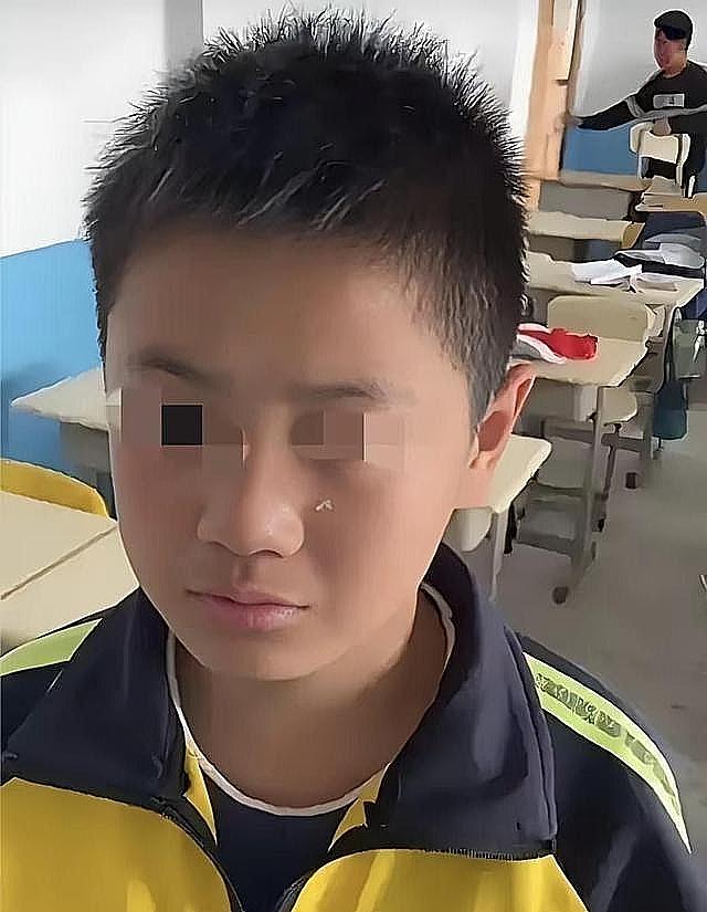 泪目！西安班主任与男孩的对话看哭无数人
 
泪目！陕西西安一个班主任正在办公室批