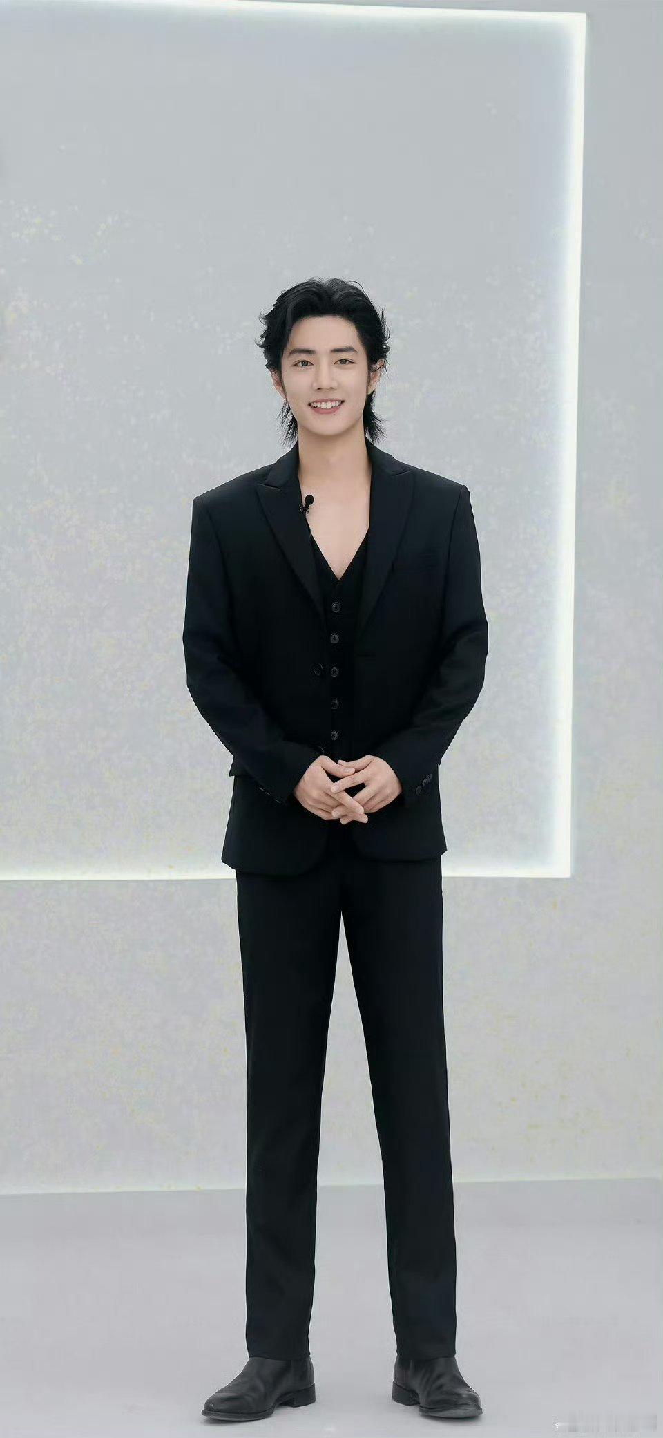 #肖战全黑套装#  的全黑西服套装造型好帅，好酷😎，风度翩翩，不仅显示了他的好