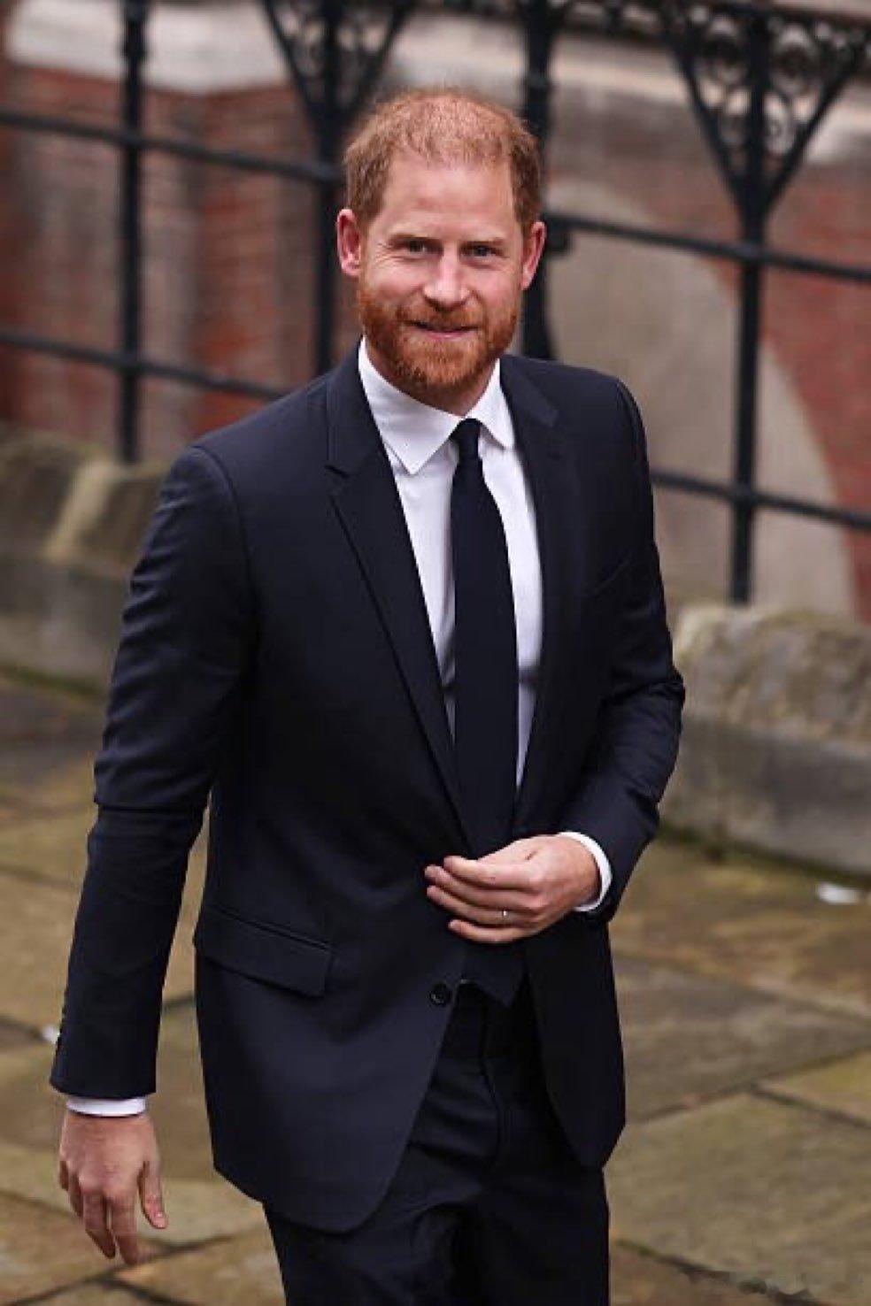 新闻 2026.1.19 英国苏塞克斯公爵抵达伦敦高等法院出庭听审，他正就《每日