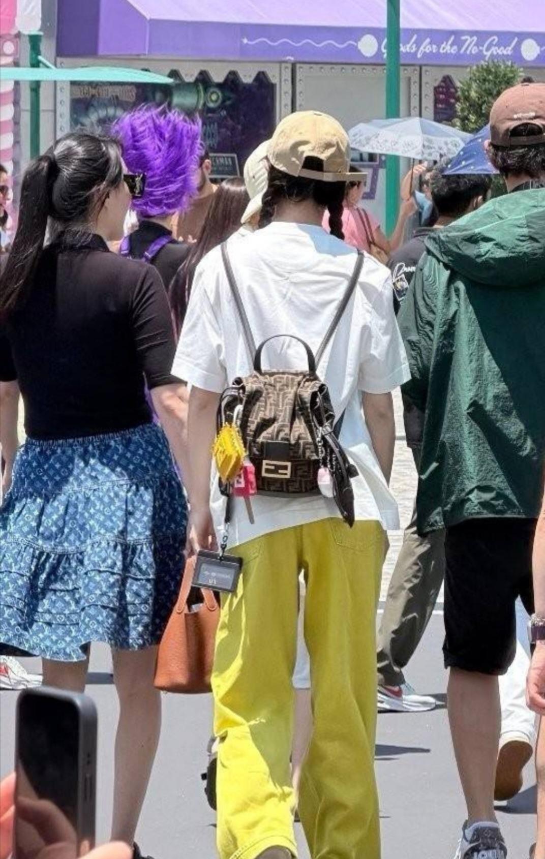 4月5日，有网友在新加坡环球影城偶遇唐嫣、罗晋带着6岁女儿“小小糖”出游，一家三