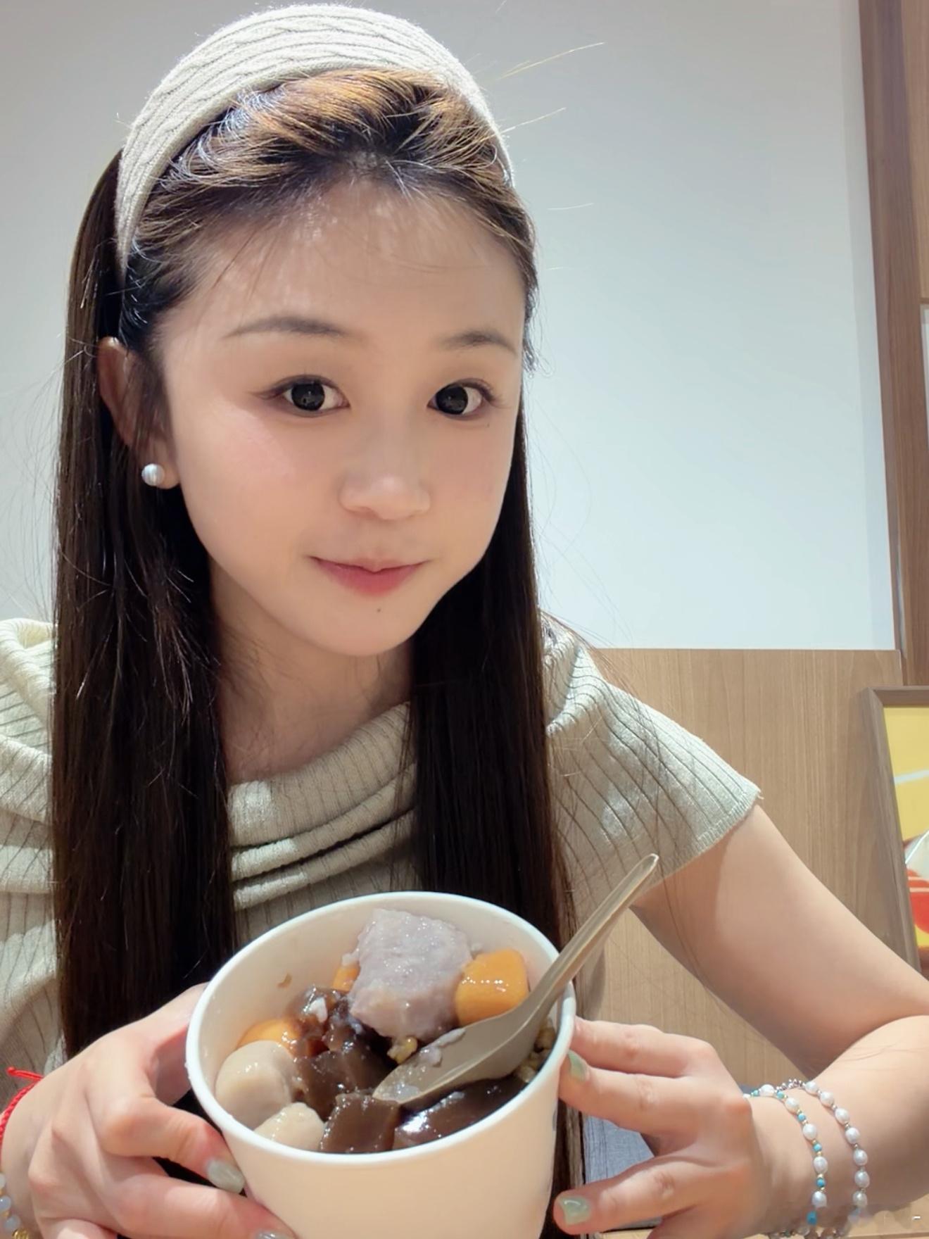今天上了钢琴课吃了卤肉饭和刨冰 都好吃都好吃卤肉饭居然还可以续肉！ ​​​