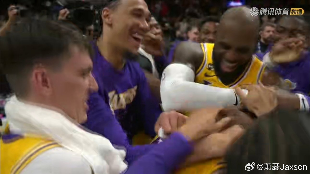 77第一节的时候我还以为他要提前退场了，被里弗斯绊倒的时候肉眼可见的疲惫，几分钟