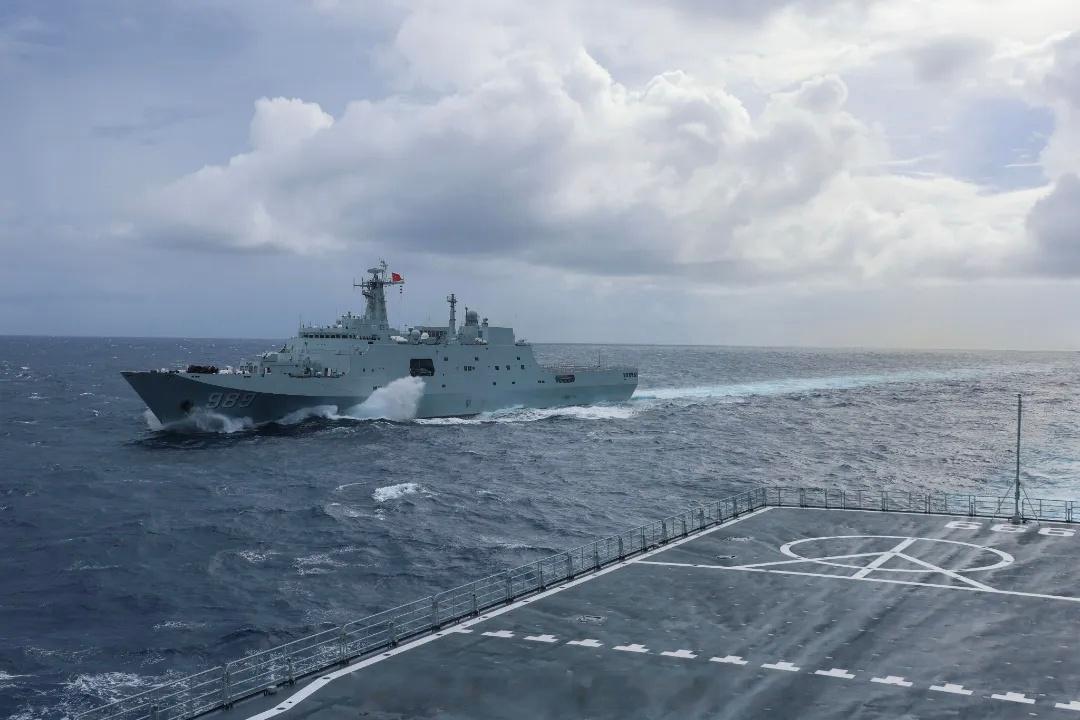 劈波斩浪，南海舰队登陆舰某支队实战化训练照 