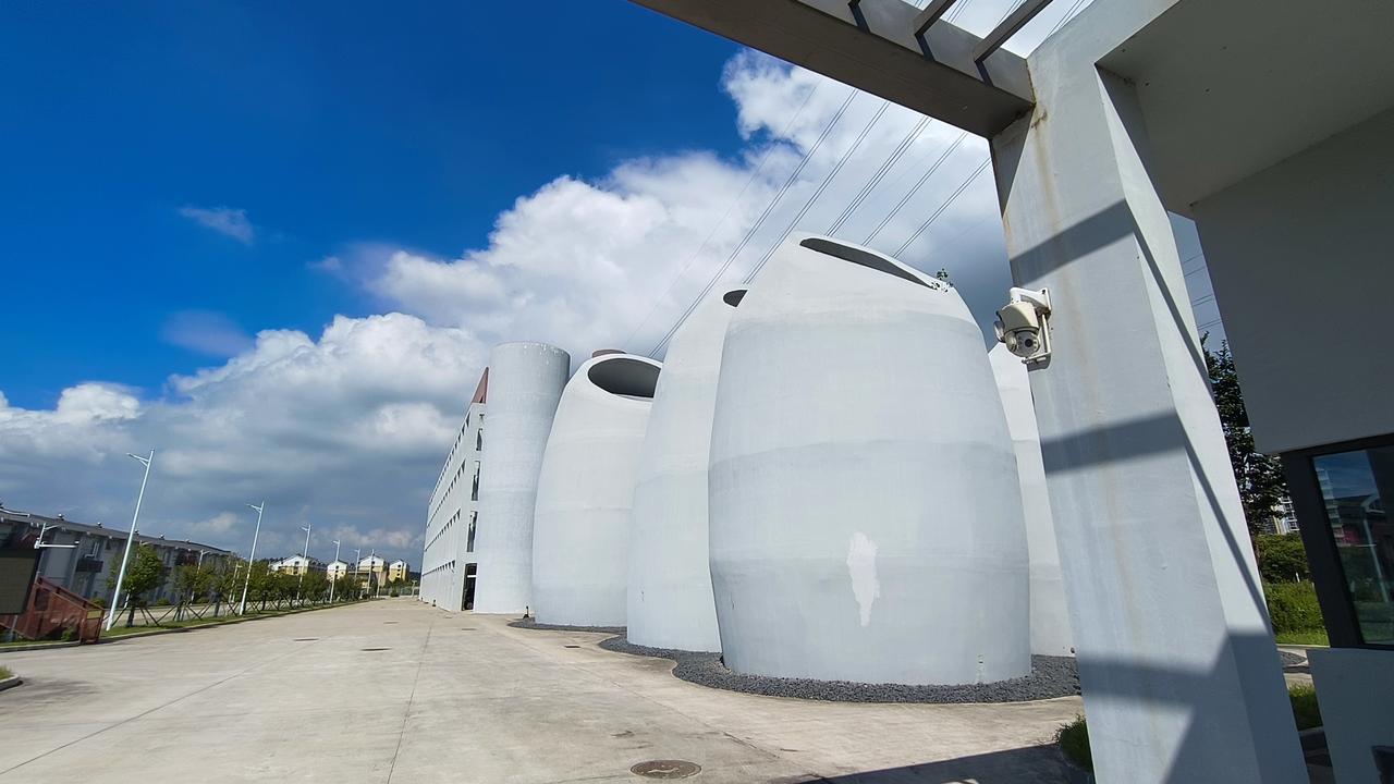 《这“蛋壳”一般的建筑是干啥的?》
前几天路过南京江宁的一个地方，发现了一座大院