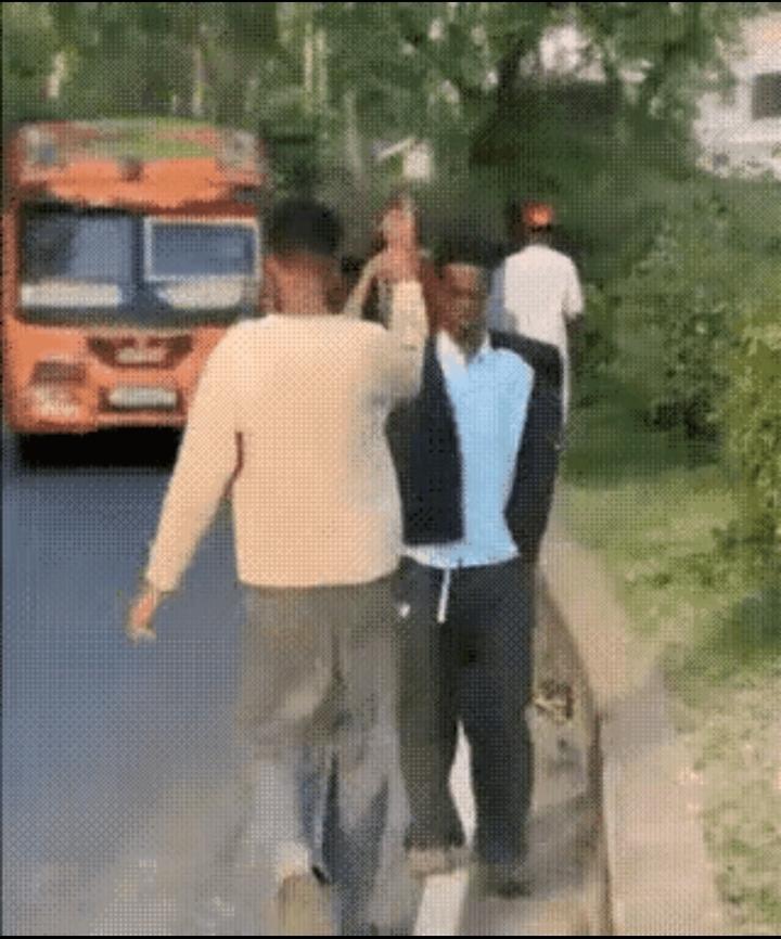 好好的路不好好走，还想玩个拽的，人多所以对安全从来不当回事，今天拍火车，明天拍汽