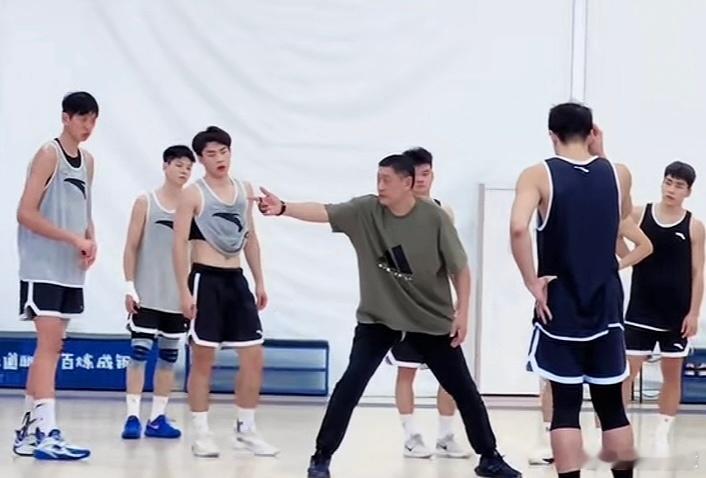 原来王怀玉指导加入广州商学院男篮教练组了，球队今年也首次闯进了CUBA广东赛区基