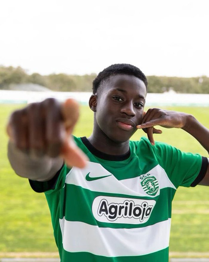 🔥【曼联右路补强计划曝光！三大目标浮出水面】🔥🔴 现状：迪亚洛攻强守弱，曼