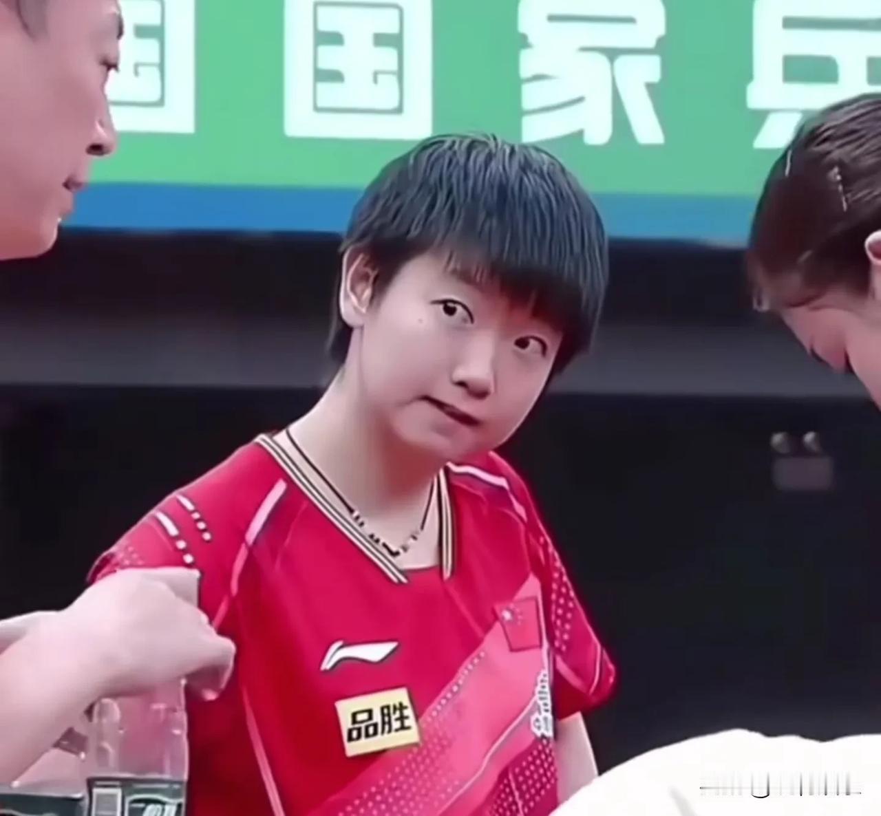 一位博主分析，
莎莎为什么这么受欢迎？
除了老拿冠军外，还有就是
莎莎那“傻乎乎