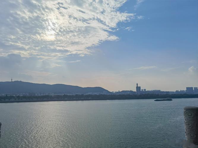 登杜甫江阁·仲夏晨望江阁凌虚瞰北辰，浮云苍狗幻弥新。乍惊蜃气楼台雨，复见龙腥草木