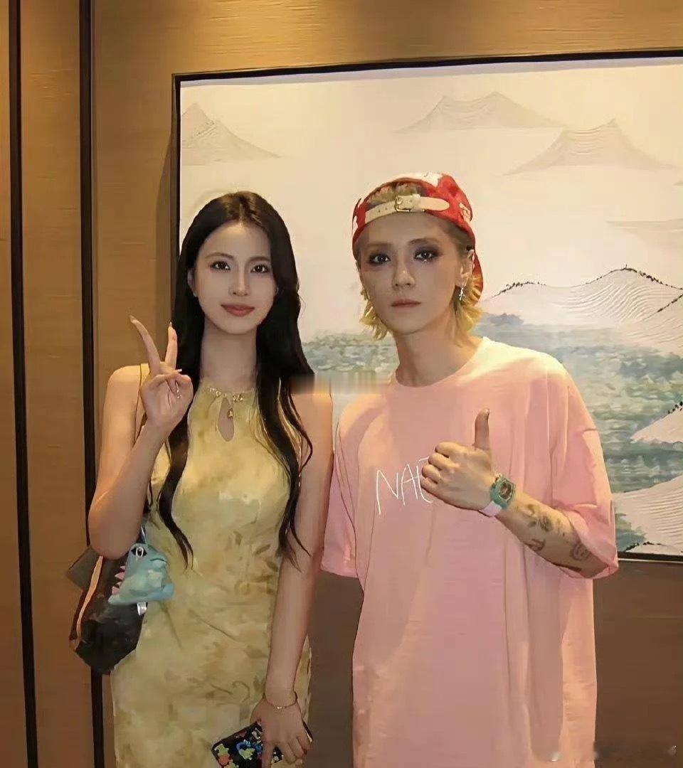 这是鹿晗？咋瘦成这样了，看起来好奇怪？这是经历了什么… 