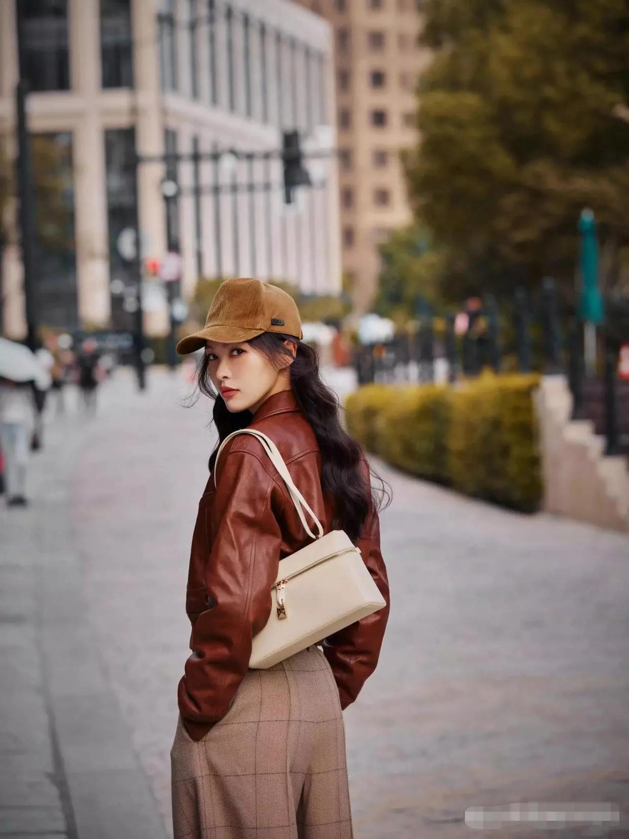 被唐嫣街拍惊艳了，穿香蕉裤+小皮衣，洋气又时髦，喜欢甜甜的糖糖，身材样貌无可挑剔