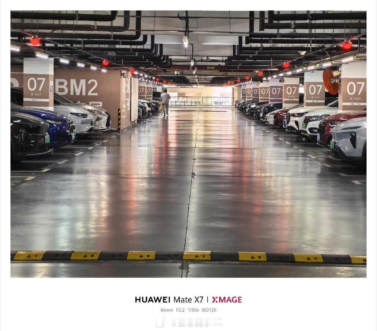 虹桥火车站人不多，车随便停 