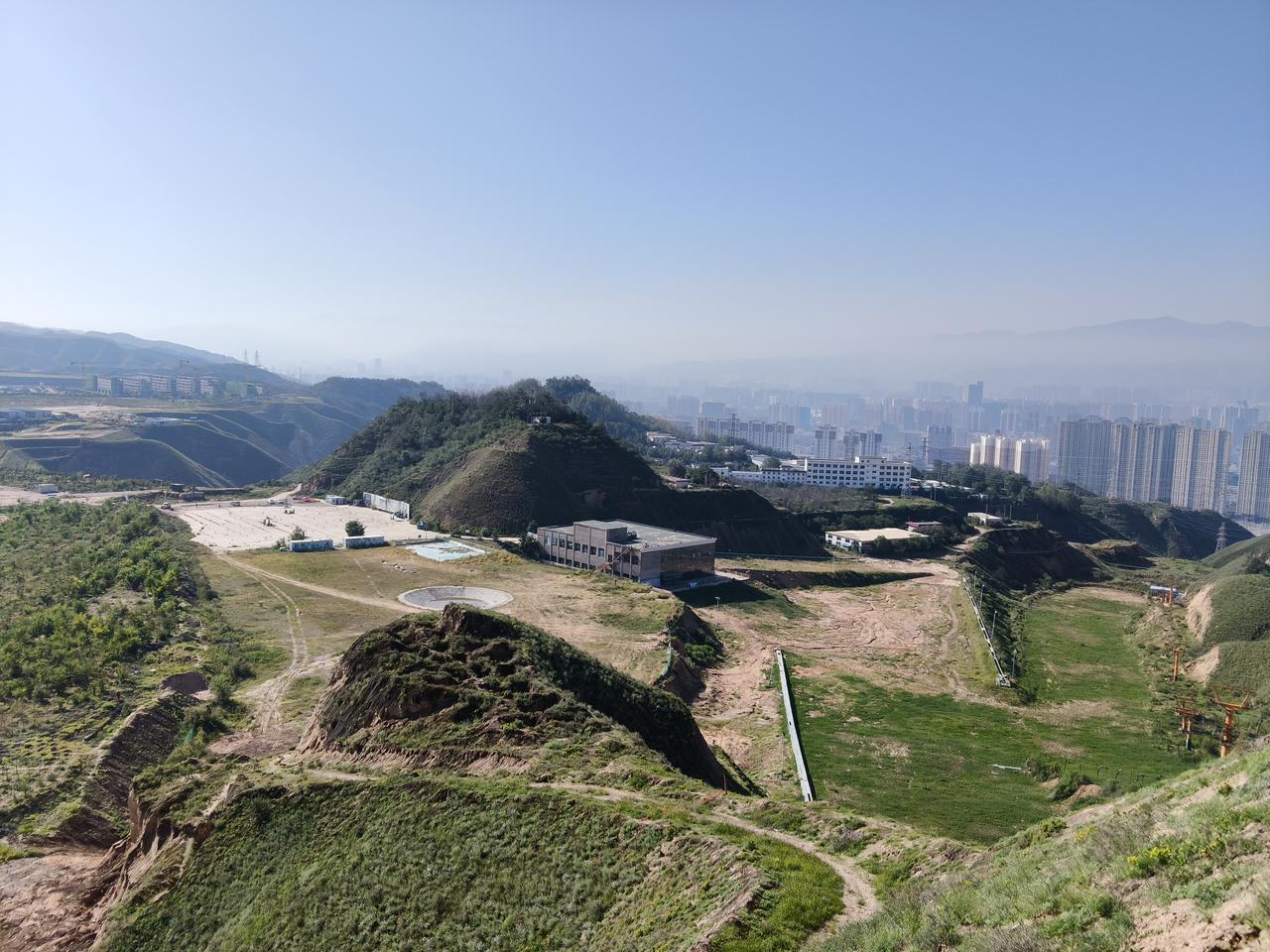 我站在高山上往下看，远处都是一排排的高楼大厦，不得不感叹，兰州的变化真的好大。