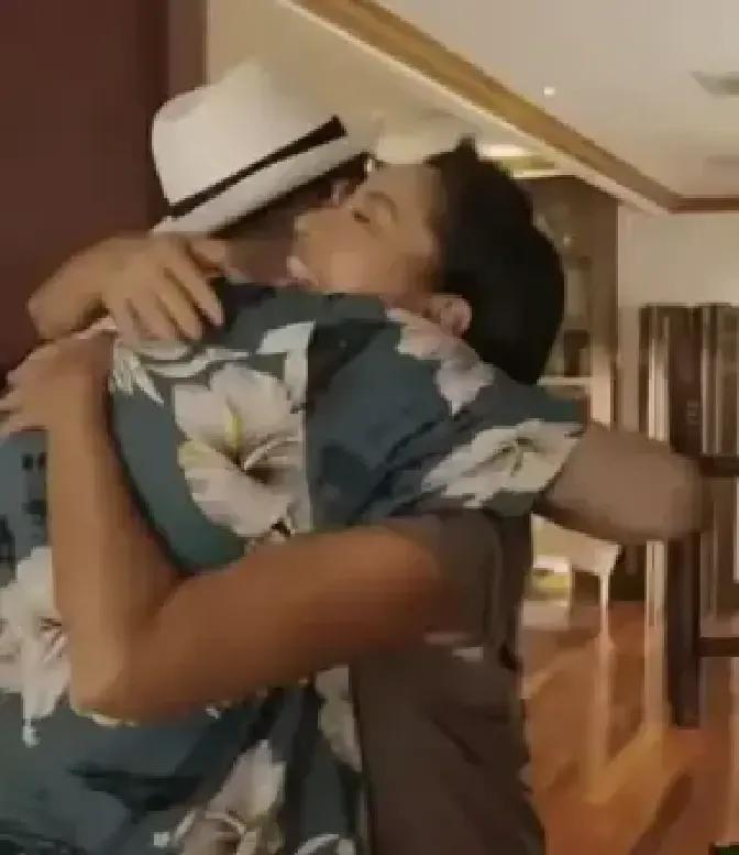 瞿颖53岁把家安在清迈老城的木屋里，每天七点踩着露水去给村里孩子上哲学早读。
她