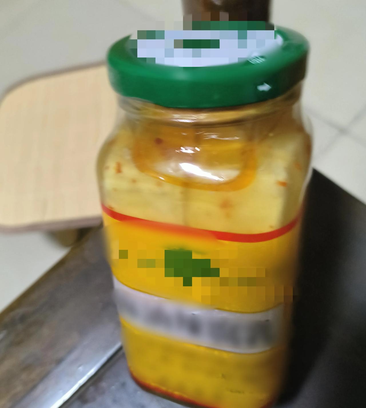万能生活指南有些瓶装豆腐乳买过来的时候，想打开这个瓶盖，很不容易。好多人一定会以