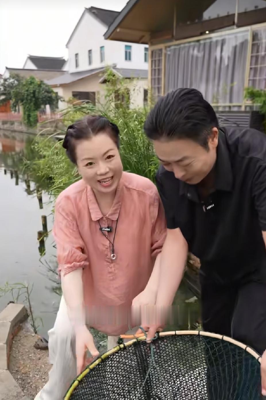 柴桑大姐直播时讲述：我们到了里程碑的今天，是拜他们所赐！

大姐说：现在怎么走都
