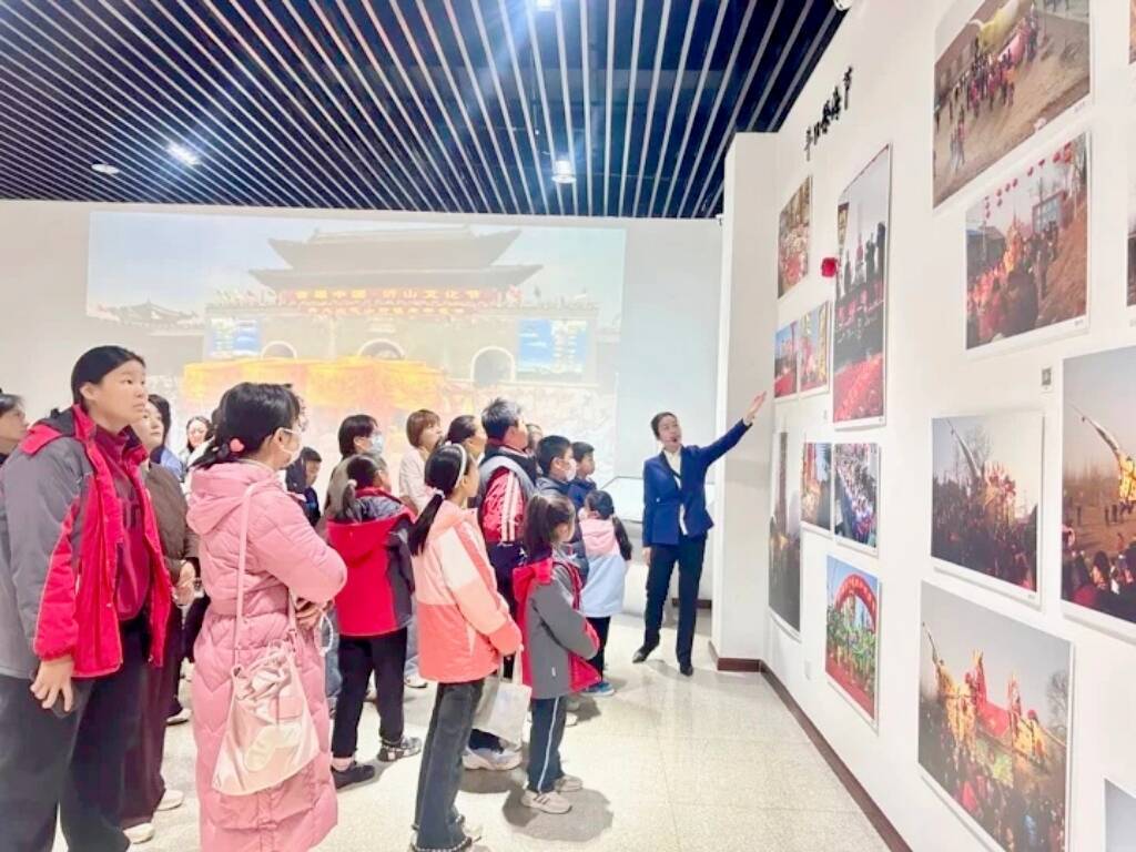 记者手记：拆掉校界的墙，点亮孩子的光