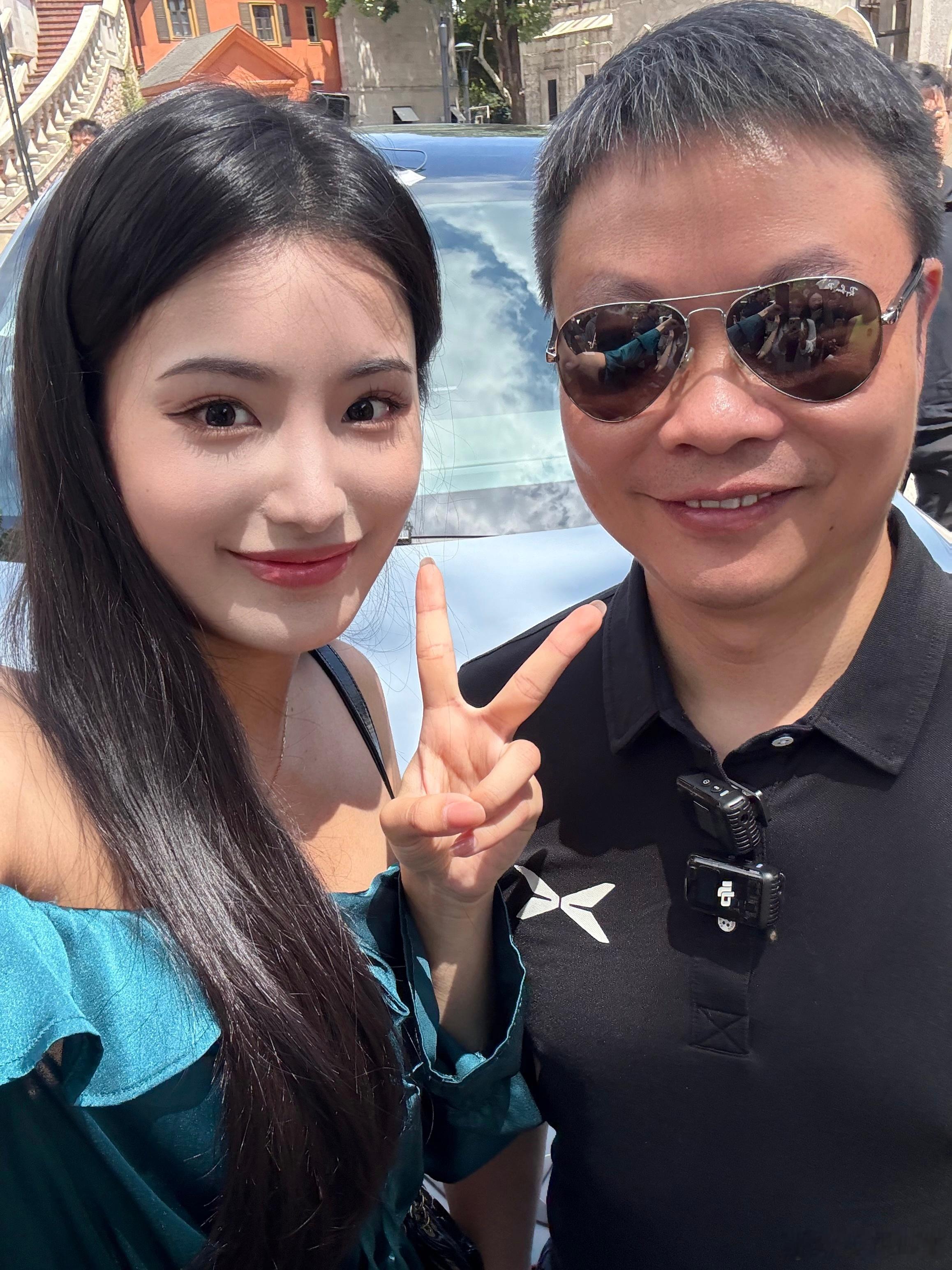 圆满了宝宝老师们！！吃上大师兄亲手给的荔枝啦～[憧憬][憧憬]终于和我鹏背后的男
