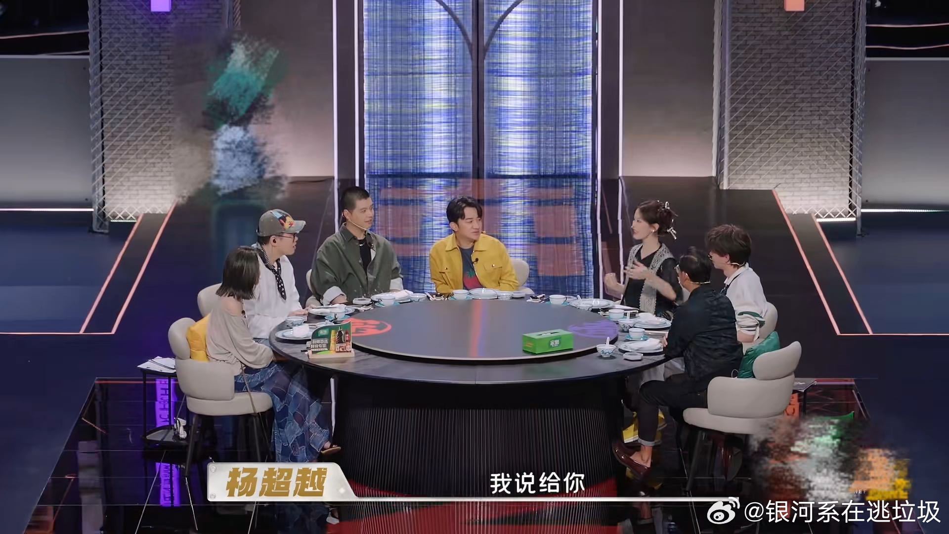 杨超越保持身材的方式是投喂别人杨超越冷门减肥法天才厨人 杨超越在《天才厨人》里面