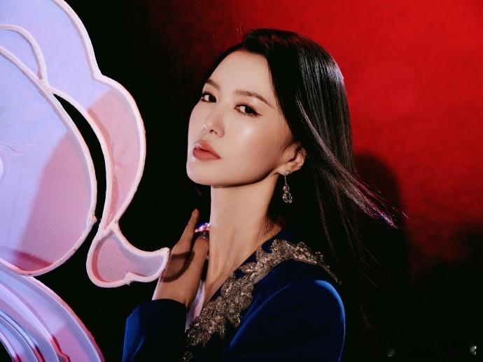 谭维维春晚妆造曝光被谭维维春晚妆造狠狠惊艳！不同于以往的炸裂风格，这次主打松弛大