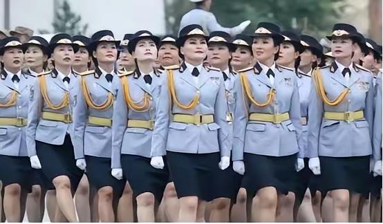 世界上最安全的两个国家，一个谁也打不过，一个谁也不敢打。世界纷纷扰扰，但有两个国