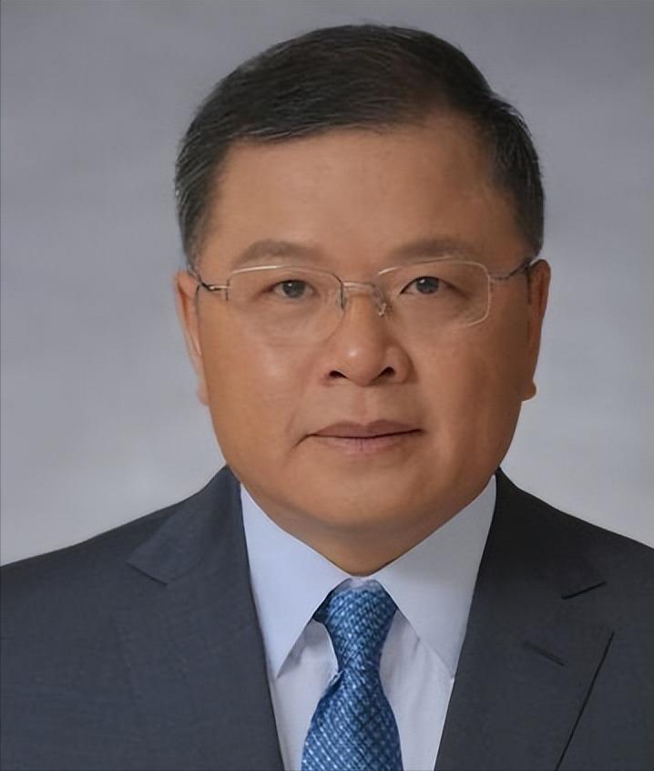 1997年，他不顾万人唾骂，也要改了国籍去英国！但当他再回到中国时，竟让2009