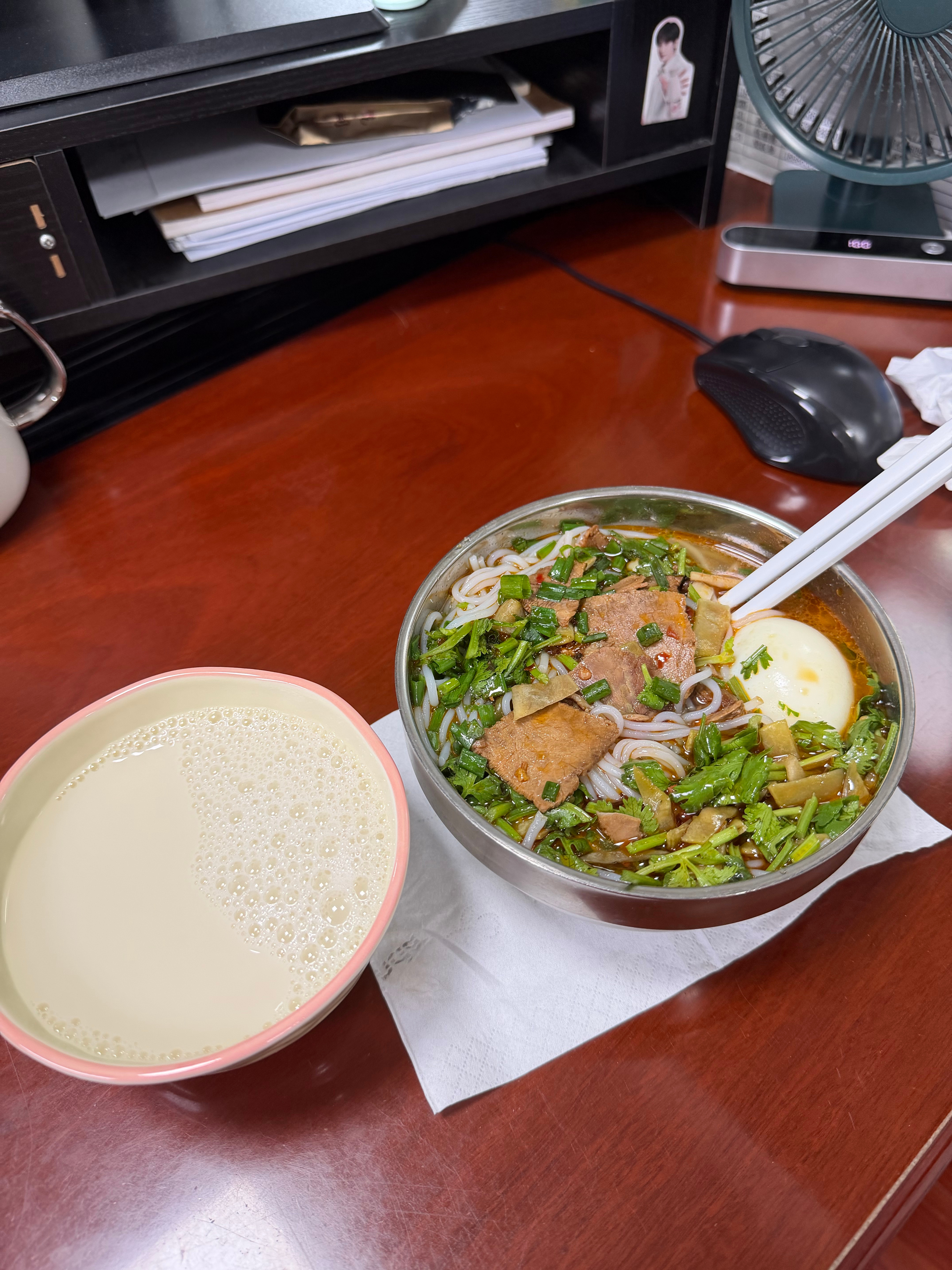 大早上急急忙忙舞哥哥火，连早餐都没来及吃，到食堂打的牛肉粉，一碗豆浆，今天先不减