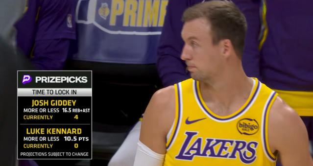 湖人神射手肯纳德真是太失常了！在今天湖人主场迎战公牛的比赛中，目前双方的上半场比