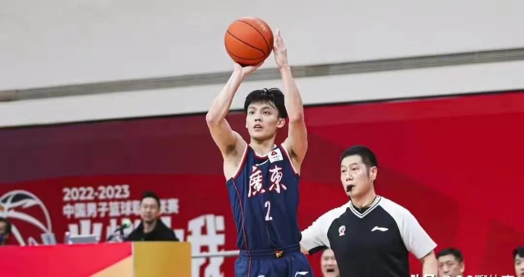 徐杰低迷另有他因杜锋赛后提出三个要求大外援第三阶段到队。徐杰不能转队啊他和辽亏∴