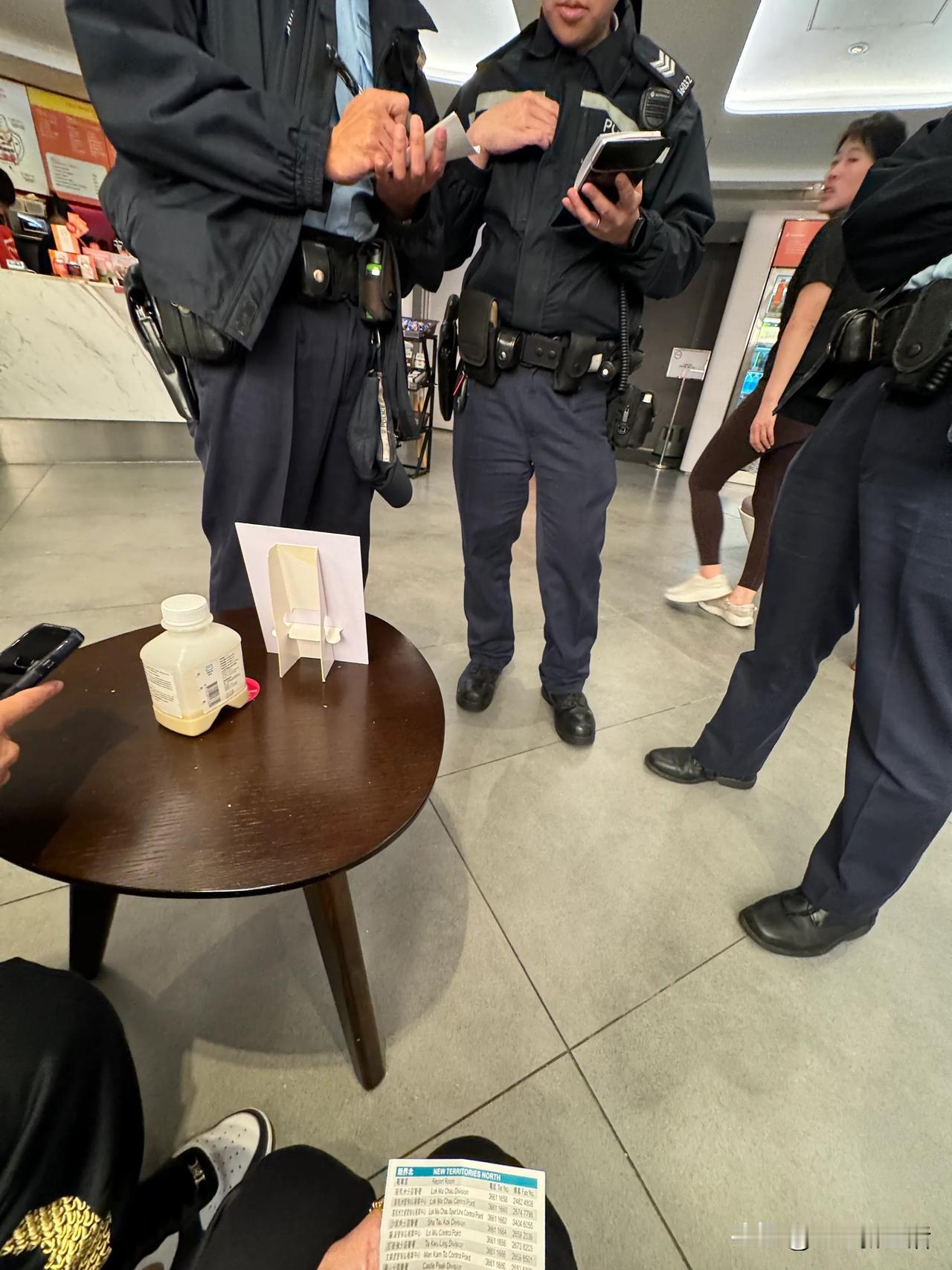 🇭🇰香港有坏人有贼人啊……
第一次体验打香港报警电话及近距离接触阿Sir，贼