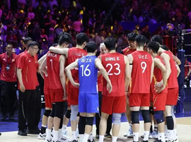 惊人反差！中国男排核心离奇哑火，靠什么赢下生死战？
