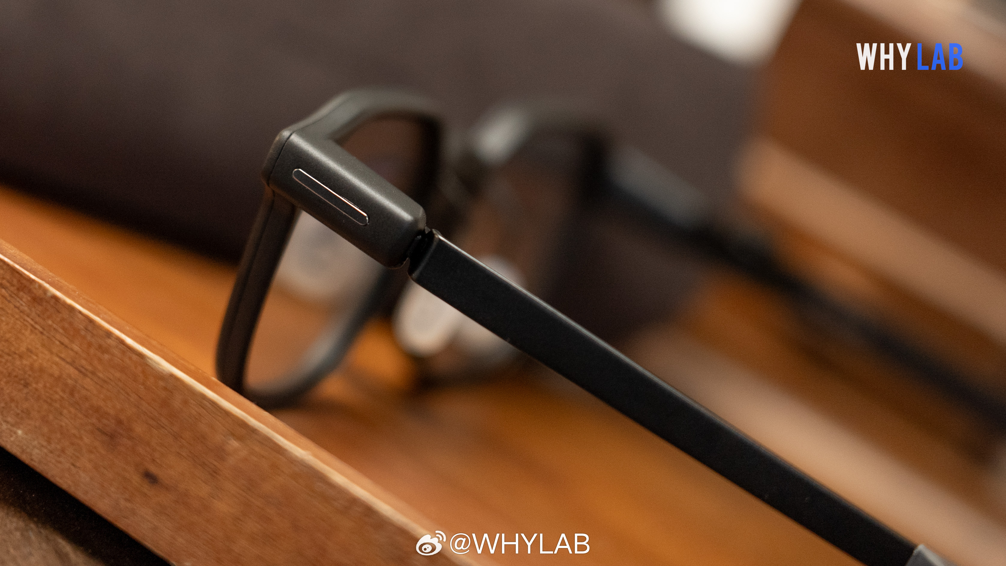 WHYLAB图赏开箱雷鸟 iO AI 眼镜，外观上就是一副很常规的黑框近视镜框造