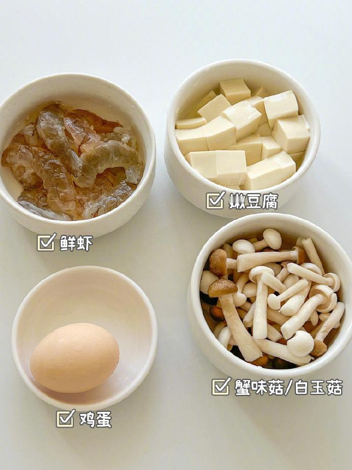 冬天超适合来一碗香喷喷的白玉鲜香豆腐汤～豆腐嫩滑，大虾嚼劲十足，一口下去热乎又开