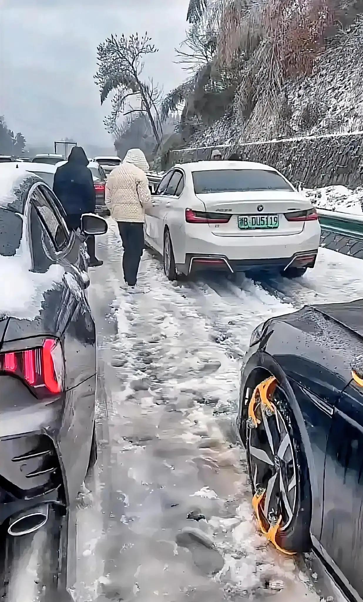 “​我敢说今年电动汽车，一定卖不过燃油车？”

一场大雪，堵住的高速路上，新能源