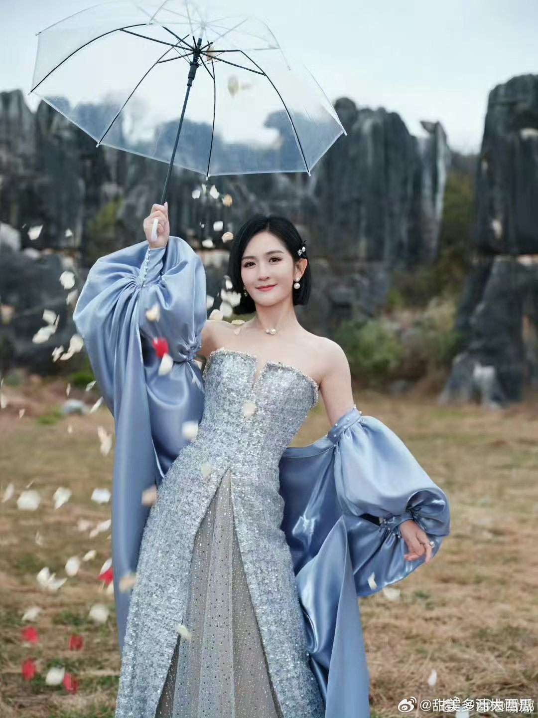 谢娜说二公感觉冻成梅长苏乘风2025 救命，谢娜二公穿白色毛毛外套撞型梅长苏，还