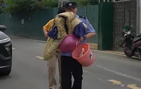 泪目！湖北武汉，一名初三女生因要中考离校回家，但因为家里条件问题，女生不仅没有家